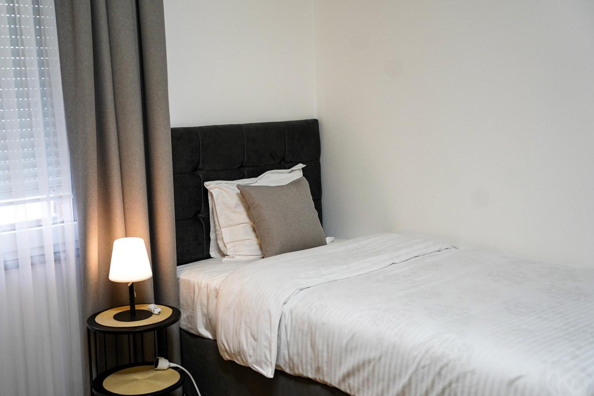 Ten Guest House Пристина Екстериор снимка