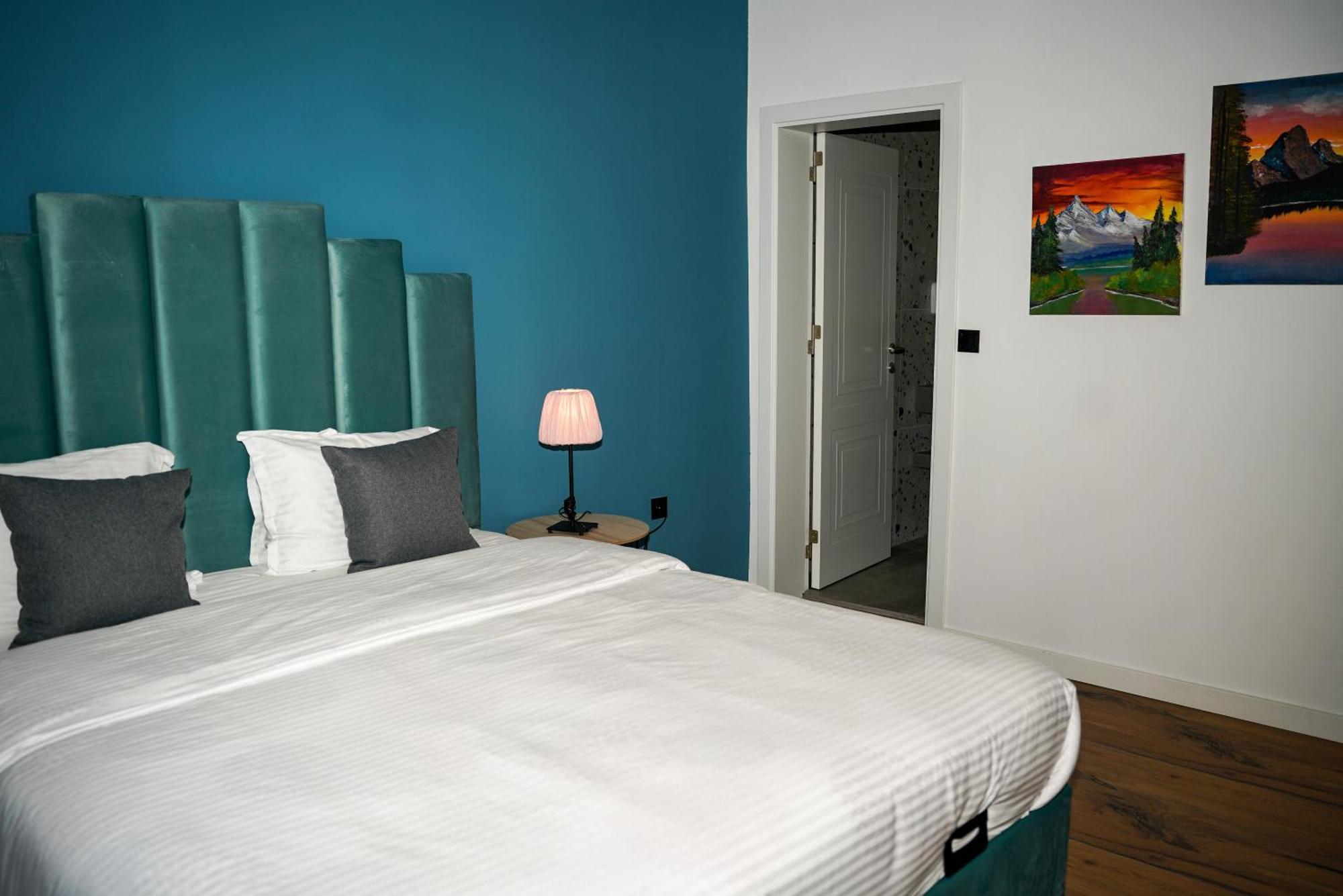 Ten Guest House Пристина Екстериор снимка