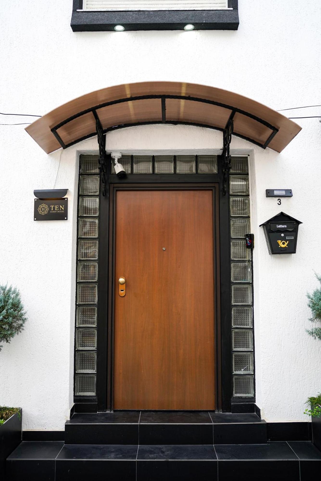 Ten Guest House Пристина Екстериор снимка