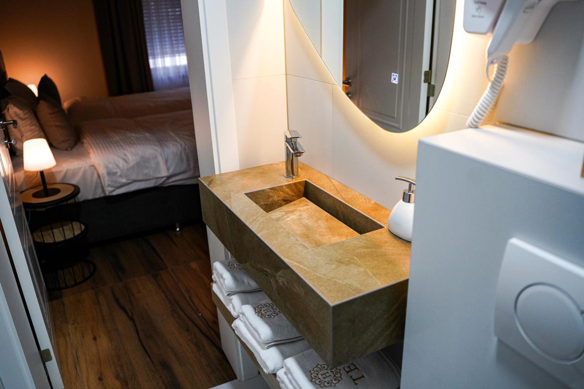 Ten Guest House Пристина Екстериор снимка