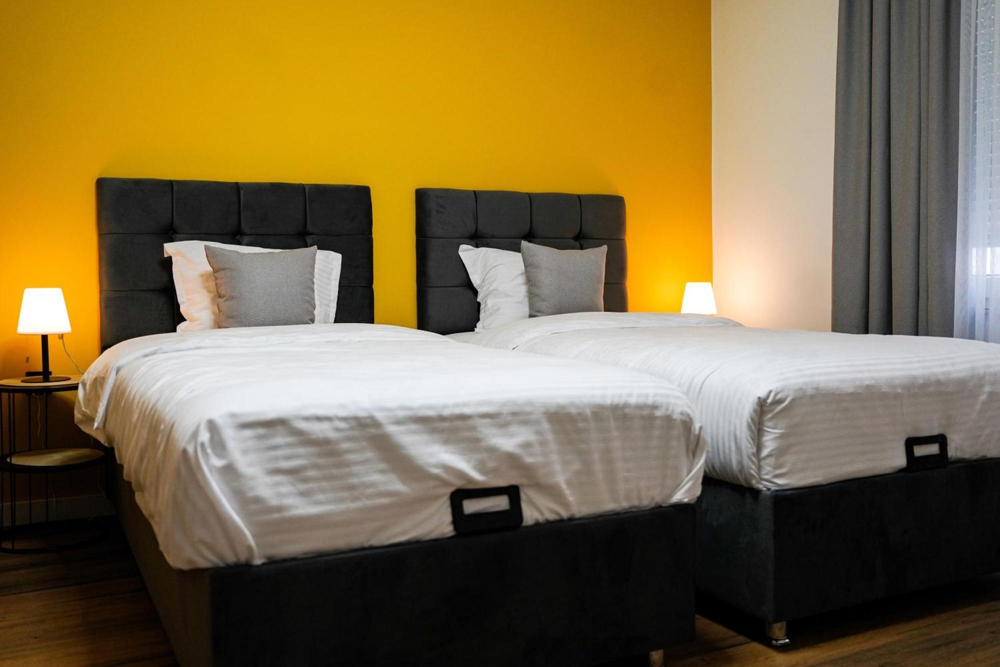 Ten Guest House Пристина Екстериор снимка